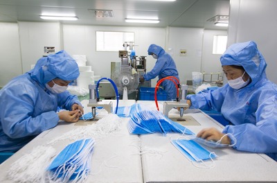 组图∣江苏泰州医疗用品企业24小时生产口罩不停歇